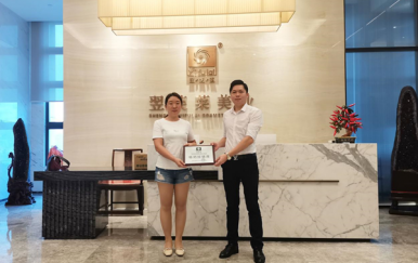 恭賀廣東湛江赤坎區(qū)王女士簽約翌芙萊加盟店！