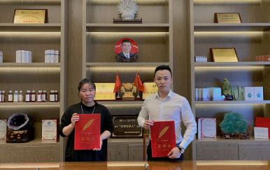 恭喜廣東潮州市潮安區(qū)龔女士成功簽約翌芙萊祛斑加盟店。